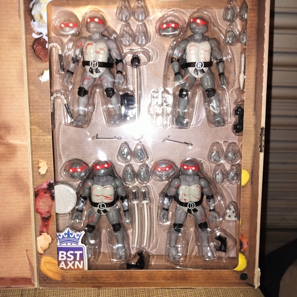 TMNT Pizza Box Black & White Battle Damage BST AXN Figures 4-Pack Exclusive - Picture 1 of 4